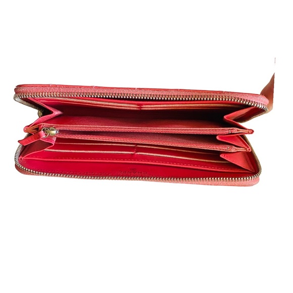 CHANEL
Interlocking CC Logo Wallet - Picture 8 of 16